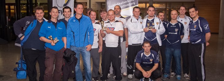 Die Siegerteams des ersten TFVBW-Landespokals, ausgetragen auf der Stuttgarter Spielemesse. Gold holten die Freiburger Bobbele-Bolzer (mitte), gefolgt vom Kickerklub Schorndorf (rechts) und Kick It Stuttgart (links).